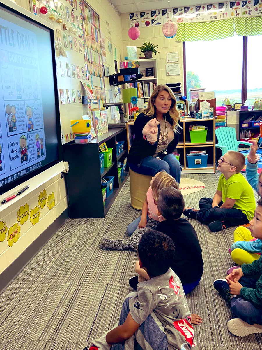 mrs_hugs's tweet photo. More co-teaching fun with @mskatieschuster Thank you for bringing your piggy friend to help us learn. #mckinleystrong #owatonnaproud https://t.co/r0wzO1KmW3