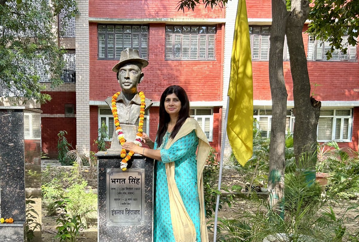 SvRohini's tweet photo. Our Principal Sh Awadhesh Jha , VP Smt Bharti Kalra and student Tanishka of class 10 paying homage to one of the greatest Freedom Fighter #BhagatSingh on his birth anniversary today 🙏🙏🙏🙏#Deshbhaktipark #Vidyanjali https://t.co/lax4P1TX4C
