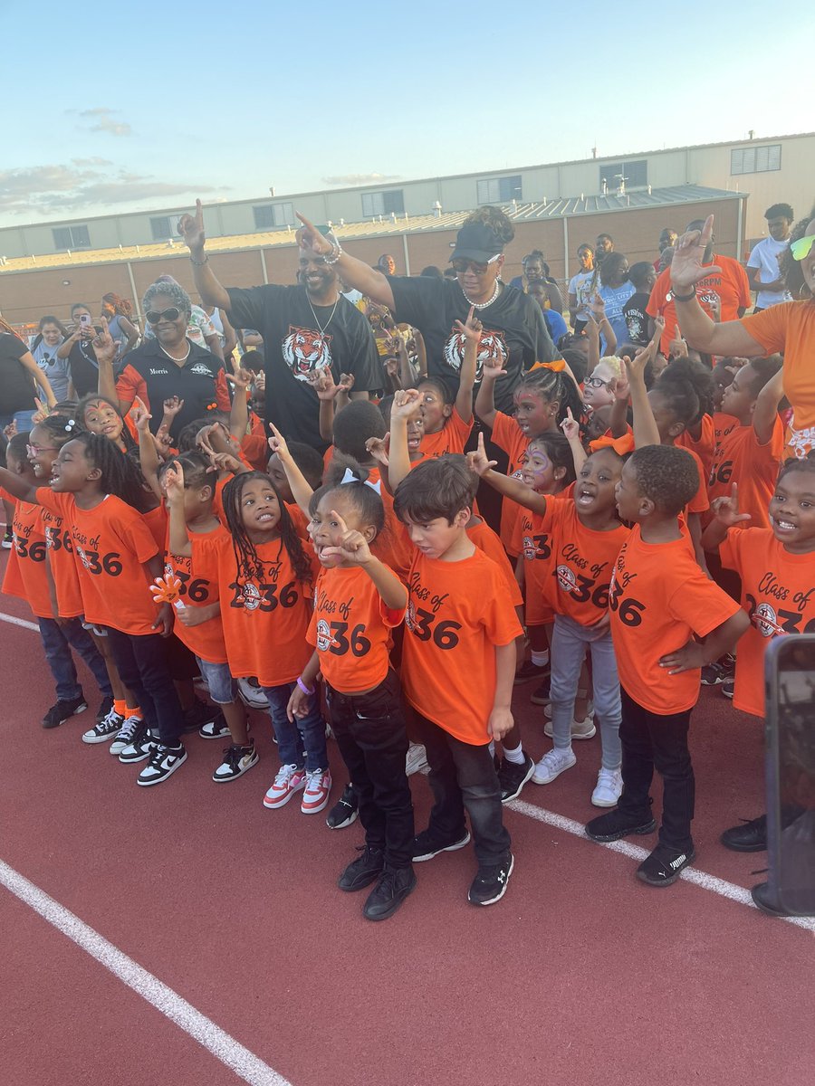 Deanka_EST1988's tweet photo. Last Friday was LISD’s #KindergartenKickOff It’s safe to say  your internet niece had a great time. Of course she had to take a pic with her favorite Superintendent, her current and last year’s Principals Mr. Slaughter and Mrs. Thornton @akperera #LISDRocks @LancasterISD 🧡🖤🧡🖤 https://t.co/lywP3iTAhI