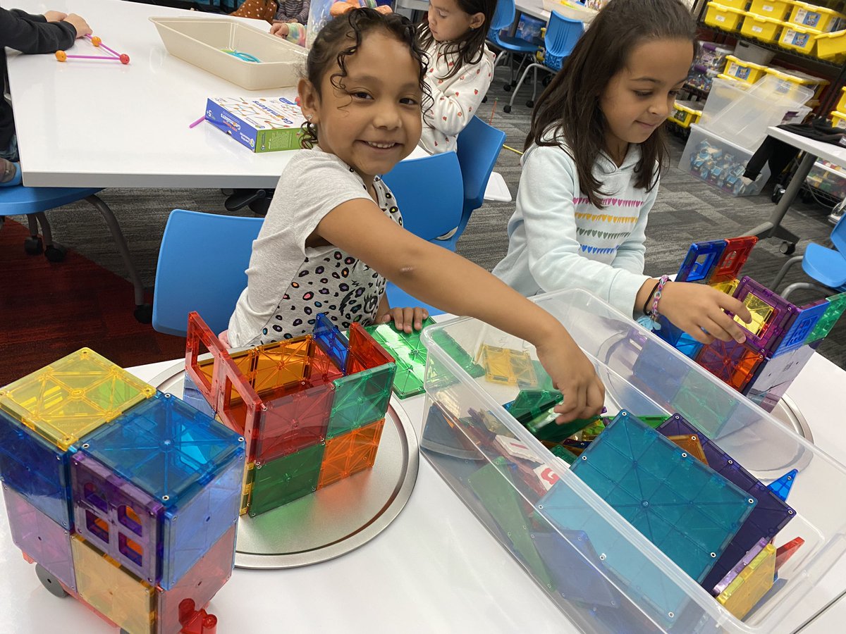 EdenMosoff's tweet photo. 1st grade Ss building community structures and exploring new STEM materials today! We practiced #collaboration with our partners too!#welovetobuild #stem220 @BarbaraRose220 #unifiedfor50 https://t.co/suHihWZiFe