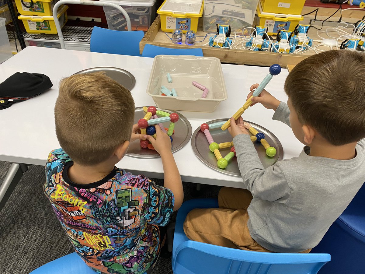 EdenMosoff's tweet photo. 1st grade Ss building community structures and exploring new STEM materials today! We practiced #collaboration with our partners too!#welovetobuild #stem220 @BarbaraRose220 #unifiedfor50 https://t.co/suHihWZiFe