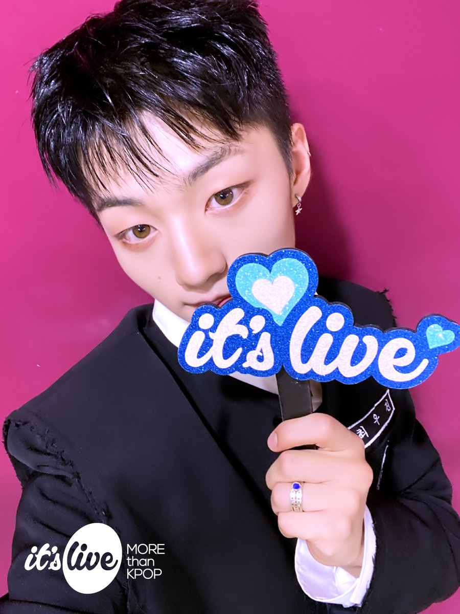 #TIOT 의 #잇츠라이브 가 잠시 후 5시에 시작됩니다!📸
유튜브 it's Live 채널에서 최초공개로 만나보세요!
‘#백전무패’ 밴드 라이브 보면서 실시간 채팅 같이 달려요💗

#티아이오티 - #Unbeatable (Band Ver.)
Premieres on Youtube 'it's Live' Channel at 5PM KST TODAY!