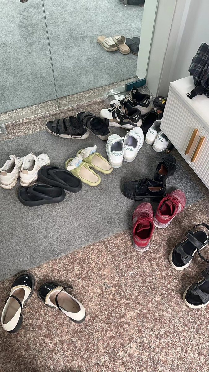 美女大学生拍写真  马丽珍鞋里的脚泥清晰可见 https://t.co/wh55j71mMo