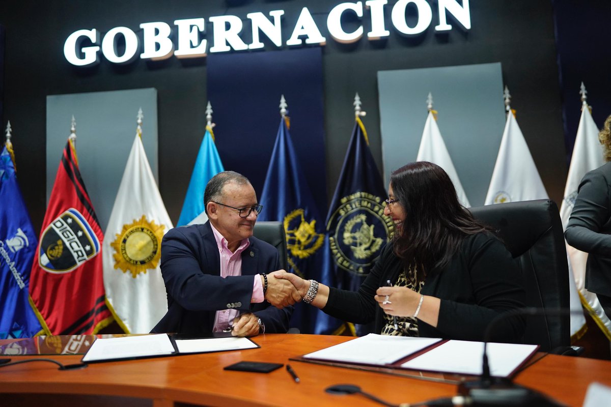 mingobguate's tweet photo. El titular del #Mingob, @NapoleonBG_ junto al Tercer Viceministro, Héctor Morales y la Quinta Viceministra, Dana Barillas firman convenios con representantes de organizaciones de mujeres para otorgar fondos utilizados en la administración de los #CAIMUS. https://t.co/3Iia7hp6Oy