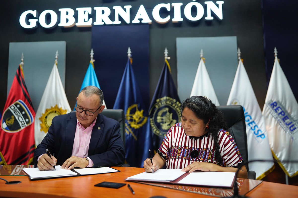 mingobguate's tweet photo. El titular del #Mingob, @NapoleonBG_ junto al Tercer Viceministro, Héctor Morales y la Quinta Viceministra, Dana Barillas firman convenios con representantes de organizaciones de mujeres para otorgar fondos utilizados en la administración de los #CAIMUS. https://t.co/3Iia7hp6Oy