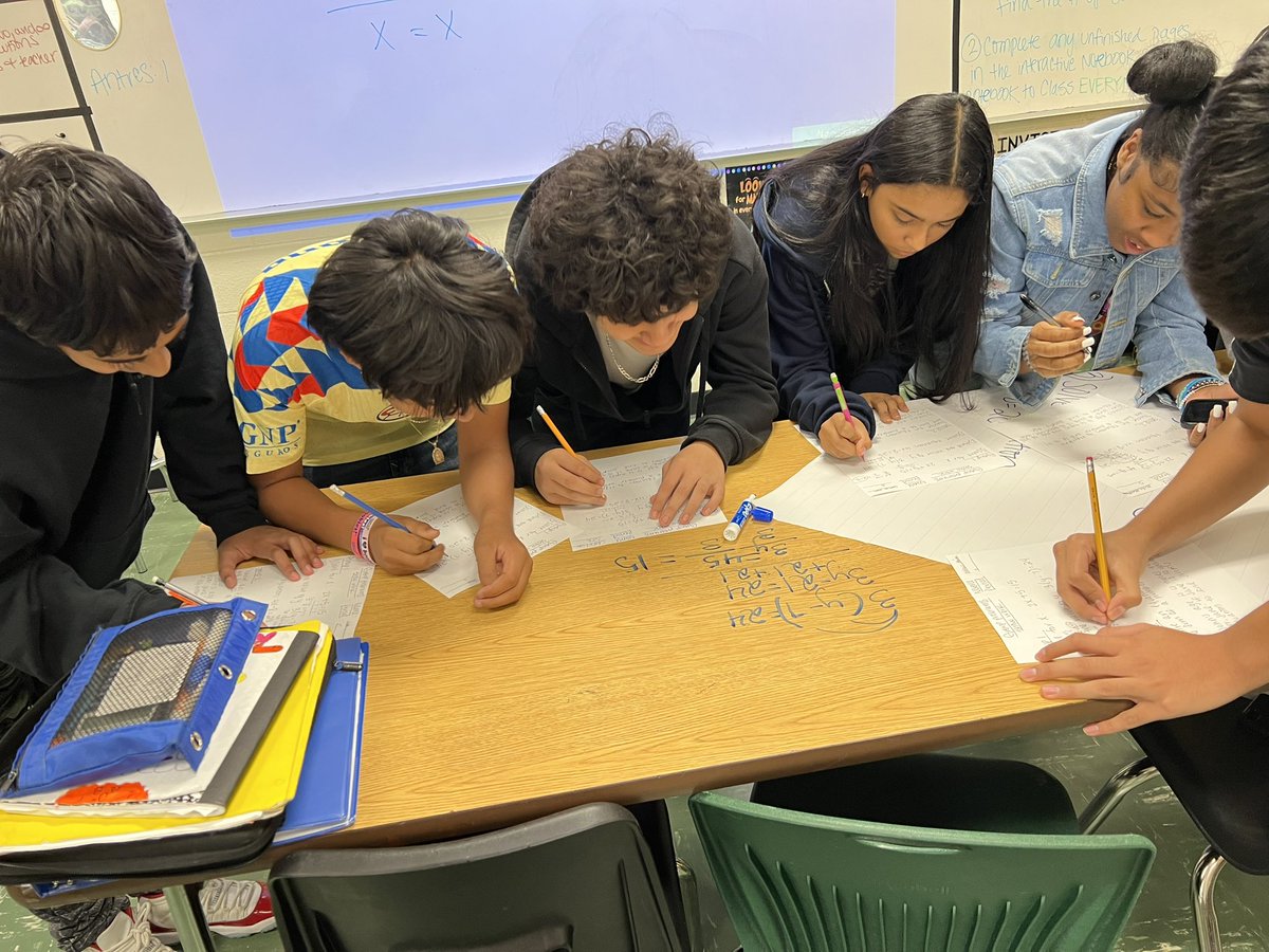 SMSMathTeacher's tweet image. I really enjoy it when my students collaborate and fully engage with the math. #teamwork #mathtalk @Math_HCS @ATMMathematics @IllustrateMath @SMS_HCS @JLZSMS