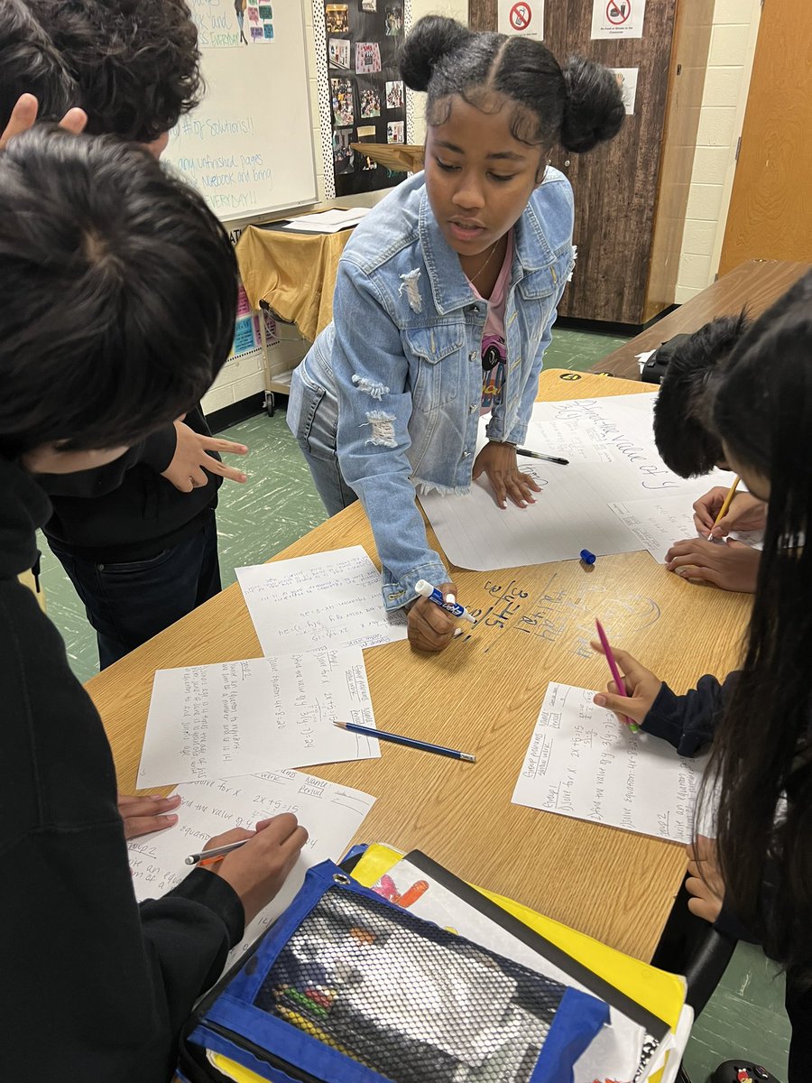 SMSMathTeacher's tweet image. I really enjoy it when my students collaborate and fully engage with the math. #teamwork #mathtalk @Math_HCS @ATMMathematics @IllustrateMath @SMS_HCS @JLZSMS