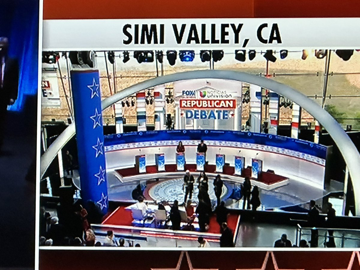 SimiWill's tweet image. Poor Simi Valley’s beauty being desecrated by this clown car of GOP also-rans yelling over each other. 

#SimiValley