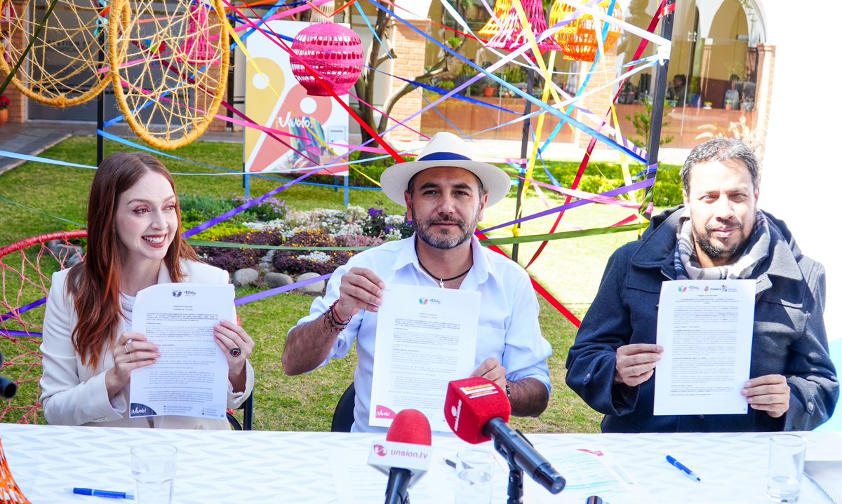 UNSIONTV's tweet photo. La Prefectura del Azuay realizó la firma de convenios de cooperación con la Fundación Municipal Bienal de Cuenca y el CIDAP.  #NoticiasCuenca  #Cuenca  #PrefecturaAzuay  #CIDAP  #BienalCuenca  #UnsionTv  @AzuayPrefectura  Video en el siguiente enlace 👇🏼
https://t.co/l8qi6MZdNL https://t.co/fF4M4Ux8QO