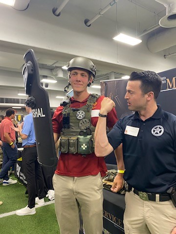 USMSLosAngeles's tweet image. Our amazing Deputies from the C/CA had a fantastic time at the University of Southern California Student-Athletes Career Fair! They had engaging conversations with students, sharing insights into their exciting roles and experiences as DUSMs  #CareerFair #InspiringConversations