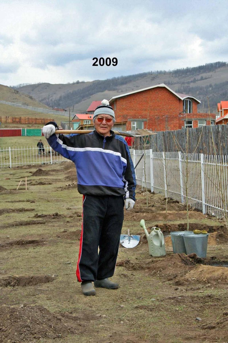 n_norov's tweet photo. Сайхан гэгээтэй зүйл оллоо.
Зохиолч Чинагийн Галсан 41 ном бичиж, герман хэлээр 35 номоо хэвлүүлсэн. 2009 онд 20 мянган хувь борлогдсон номынхоо орлогоор нэг сая мод тарих зорилго тавин эхэлж, 2021 оны намар САЯ мод тарьжээ😲🤟🙏 Гайхалтай биш гэж үү https://t.co/wjAsKq6juO