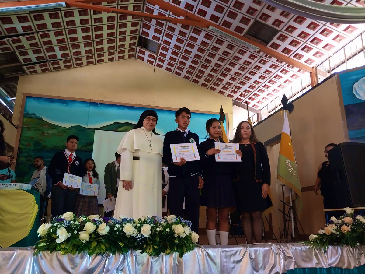 [ESPÍNDOLA] Por las festividades de la Unidad Educativa Mons. Luis Alfonso Crespo, estudiantes del Distrito 11D05, participaron del Intercolegial de Oratoria. Diversas fueron las temáticas presentadas.

Directora Ilda Abad, participó del evento. 

#TransformaciónEducativaEC