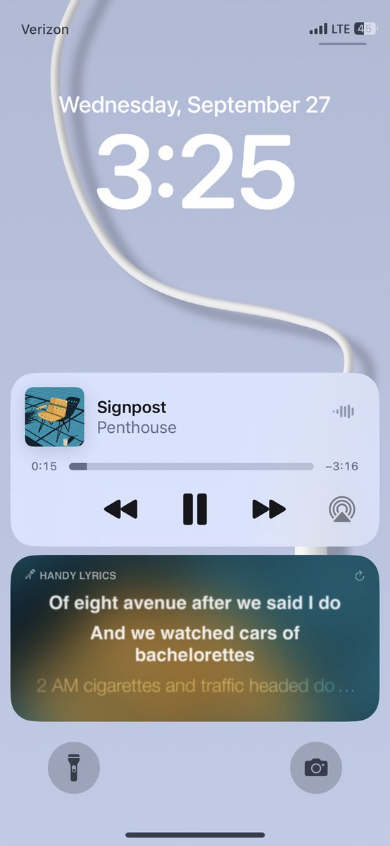HandyTheme's tweet photo. 🎤 The next lyrics update will feature a dynamic background to match the album art, instead of the black background Apple introduces in iOS 17.  Plus a manual refresh button in case of out of sync. https://t.co/tzwiZ6e20V