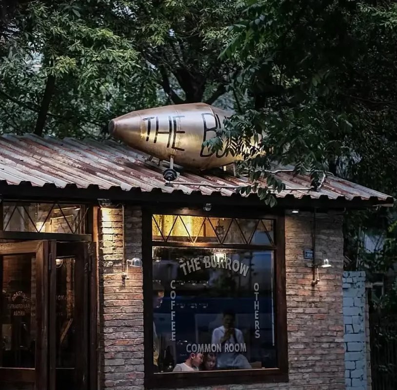 BARISTAMAGAZINE's tweet image. Classic steampunk cafe design—today at Barista Mag Online! Link in profile.

#steampunk #cafedesign #cafemenu #signaturedrink #specialtycoffee #baristamagazine #education #barista #coffee #cafe #latteart #education #coffeecompetition #baristacommunity #c… instagr.am/p/Cxtdsa9yjPW/