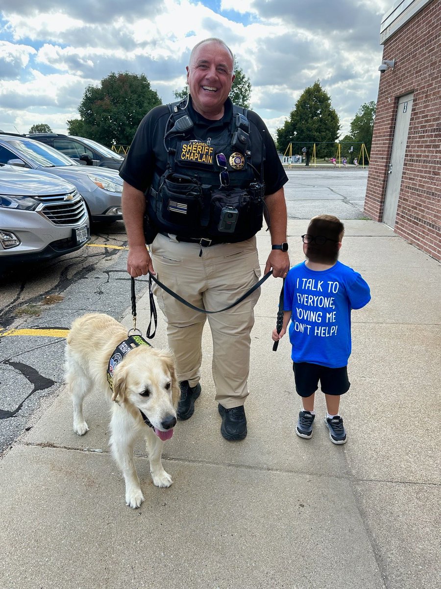 I had a special escort at a Gretna Elementary today! He held my leash just right! Not too tight and not too much slack! His smile was nearly as bright as the sun! 🐾⁦@SarpySheriff⁩ #hugdognotadrugdog #loveourcommunity