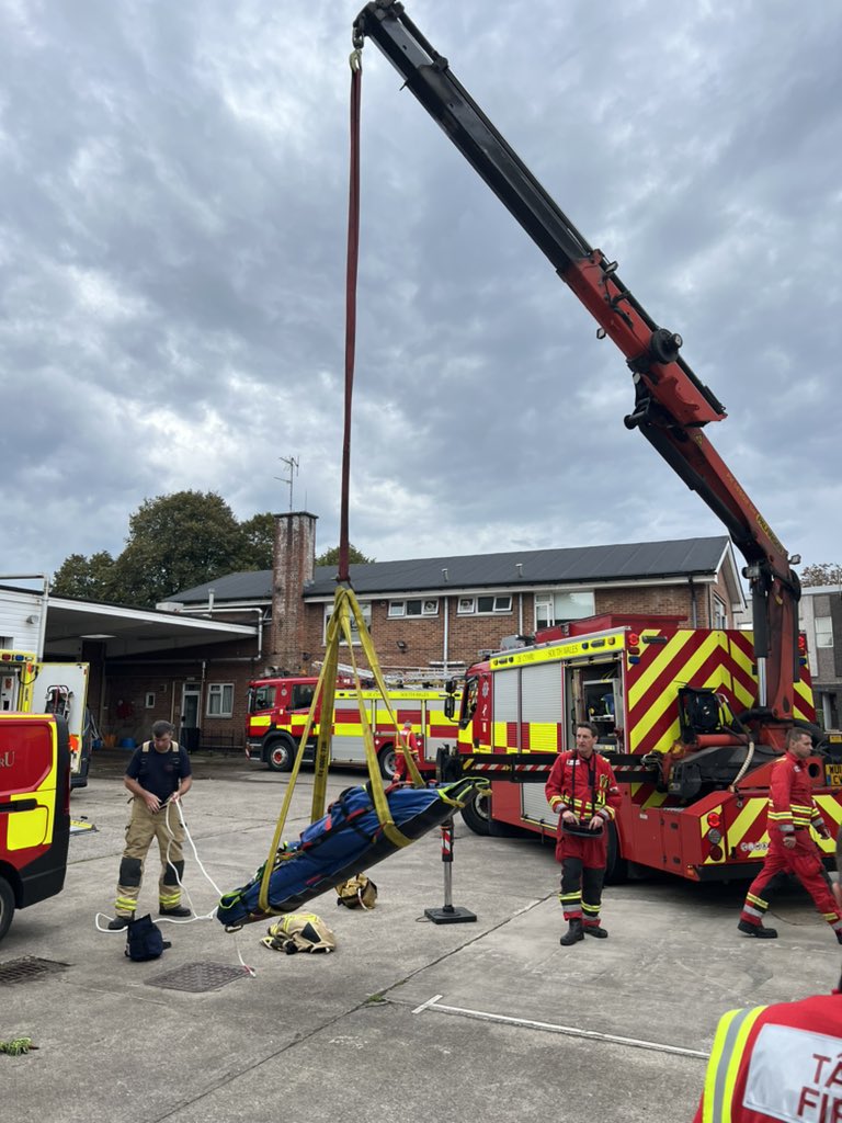 Mark1howells's tweet photo. Excellent Senior Paramedic led @WelshAmbulance CTMHB bariatric clinical assessment, management and extrication cpd today in conjunction with @SWFireandRescue 🚑🚒@KKeedwell https://t.co/ADMVCQEFeq