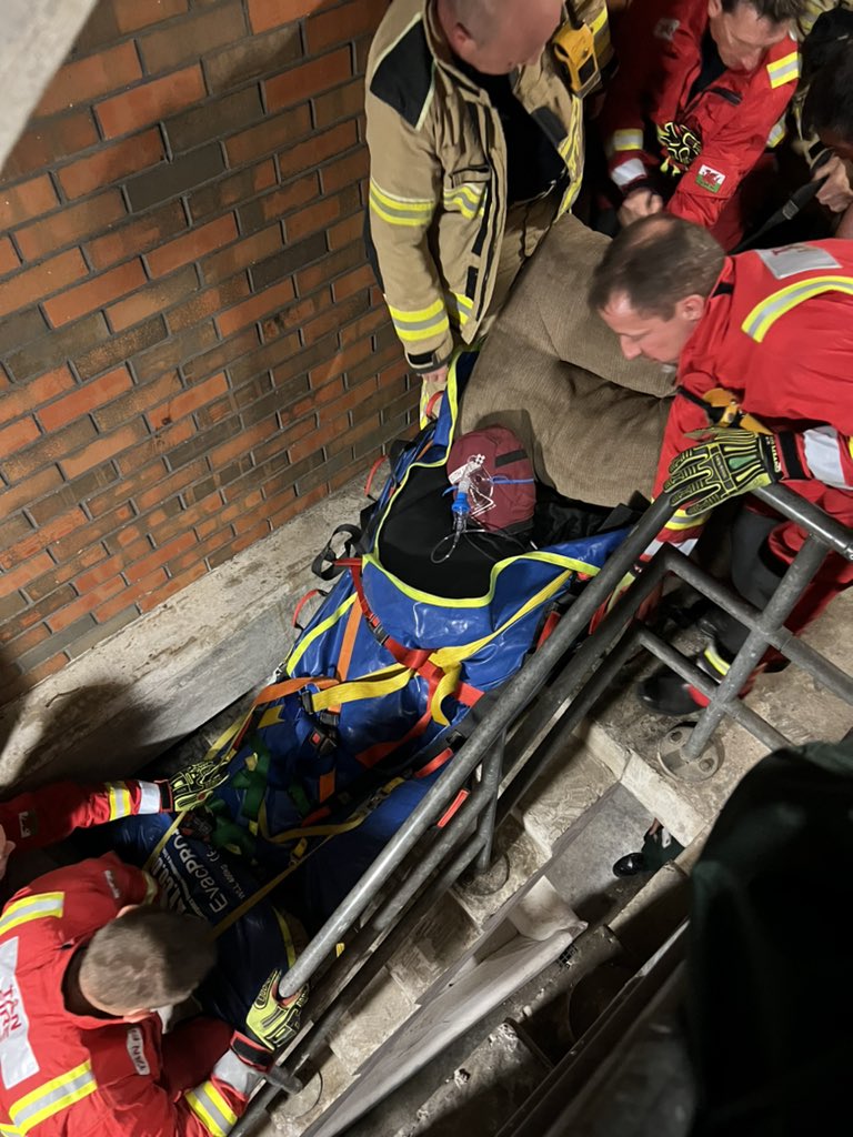 Mark1howells's tweet photo. Excellent Senior Paramedic led @WelshAmbulance CTMHB bariatric clinical assessment, management and extrication cpd today in conjunction with @SWFireandRescue 🚑🚒@KKeedwell https://t.co/ADMVCQEFeq