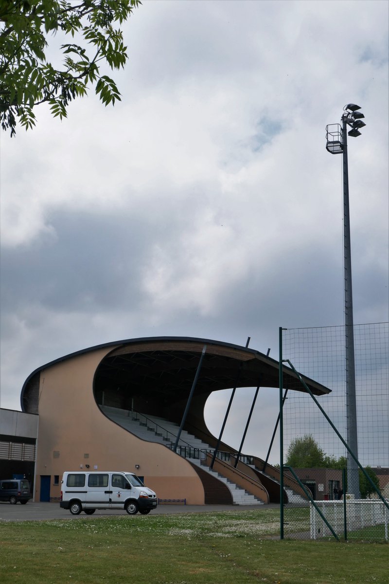 De_Dwarslat's tweet image. Moderne tribunes kunnen ook mooi zijn.
FC Lillers. 🇫🇷  
A.s. zondag in actie in de #CoupedeFrance. 🏆
#mainstand #groundhopping #lillers