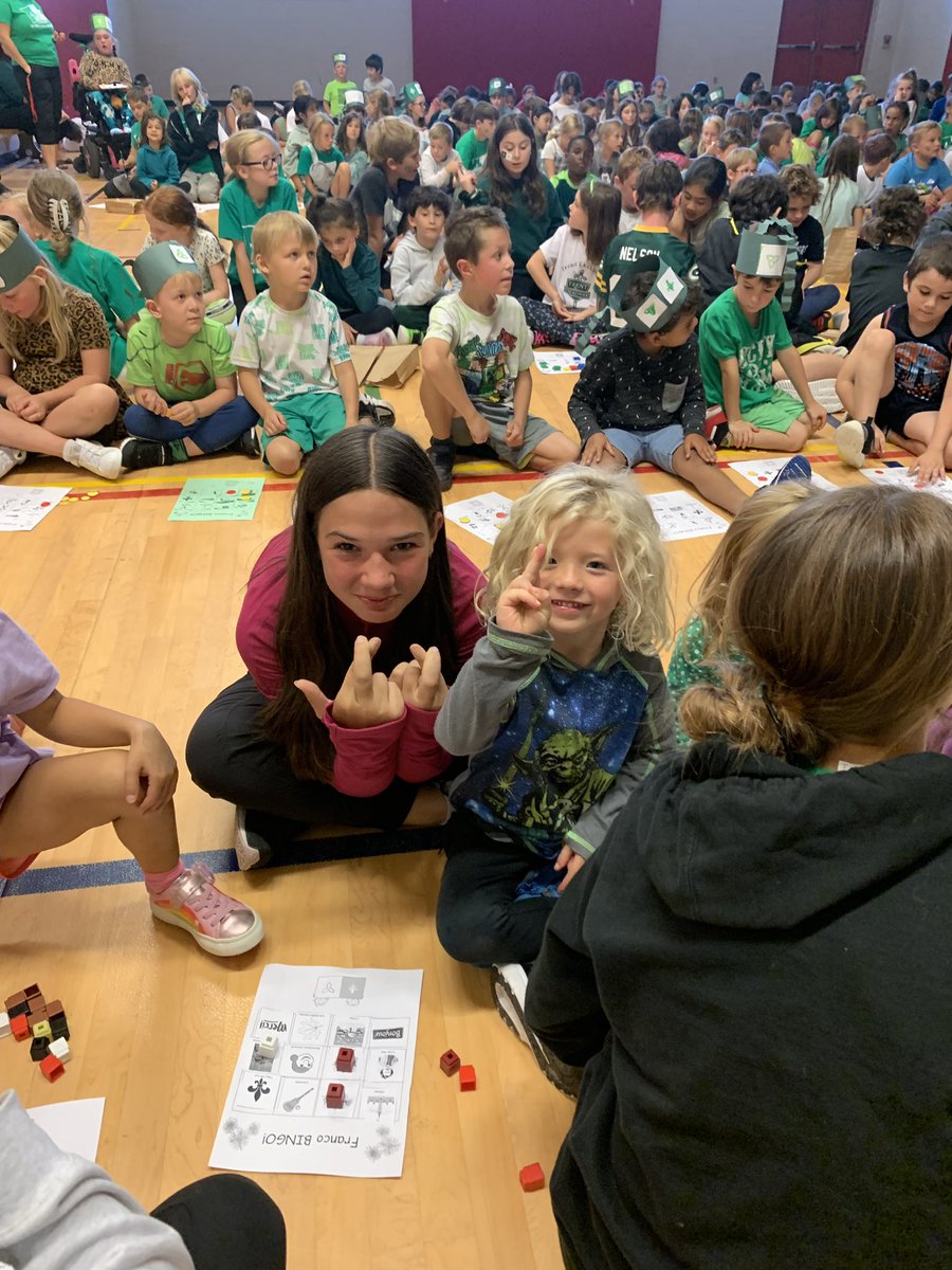Our students were so proud to celebrate Franco-Ontarian day this week! We dressed in green and white colors, played some bingo and participated in a parade.