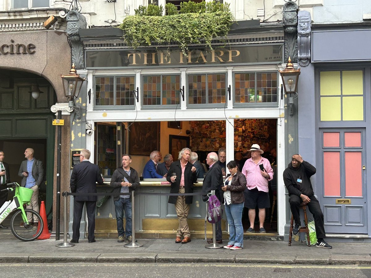 PubsSaving's tweet image. Busy at The Harp #coventgarden this evening! #favouritepubs