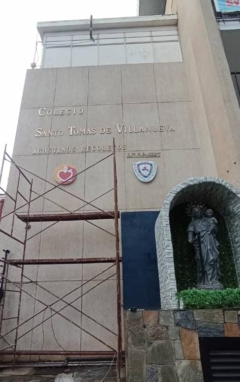 Símbolos que ahora acompañan el nombre del colegio.