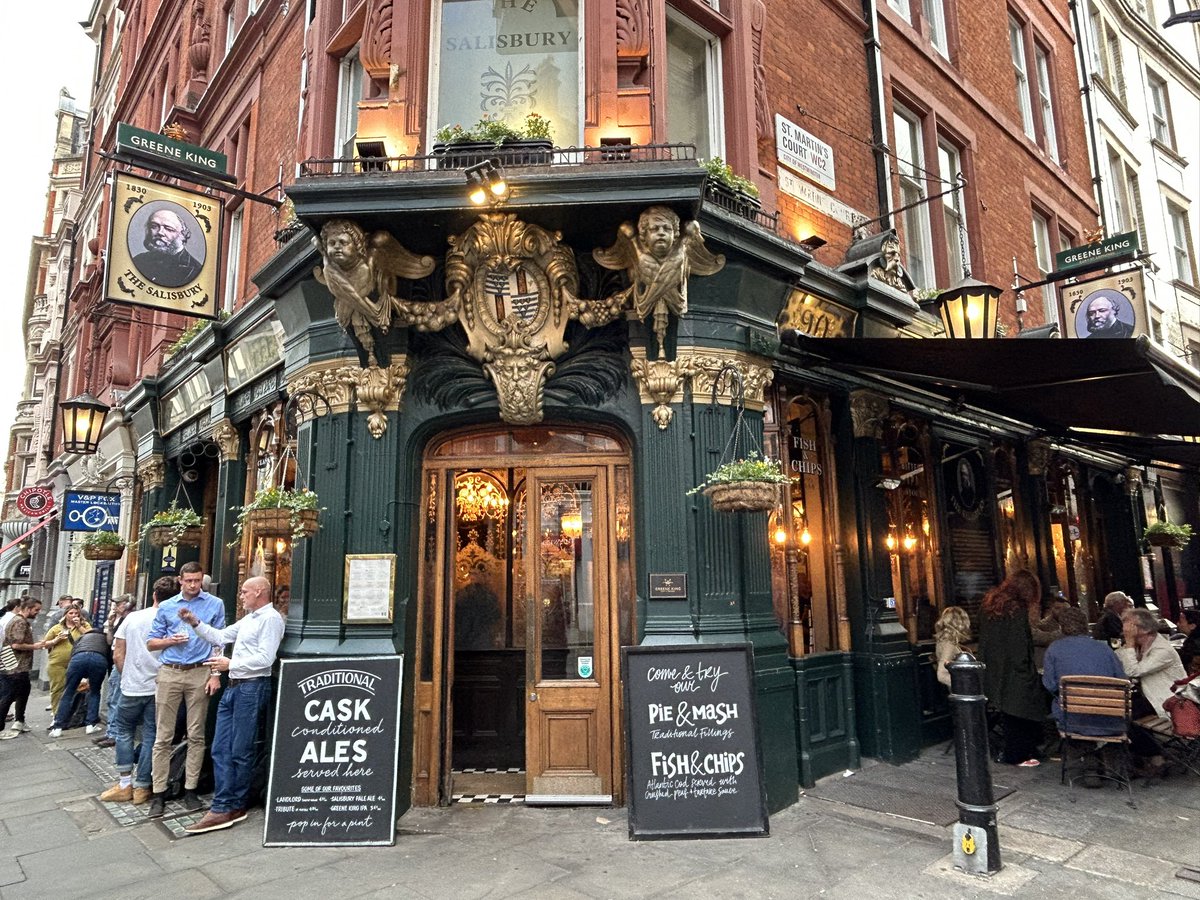 PubsSaving's tweet image. Pre theatre crowds at The Salisbury #pub  #coventgarden #favouritepubs