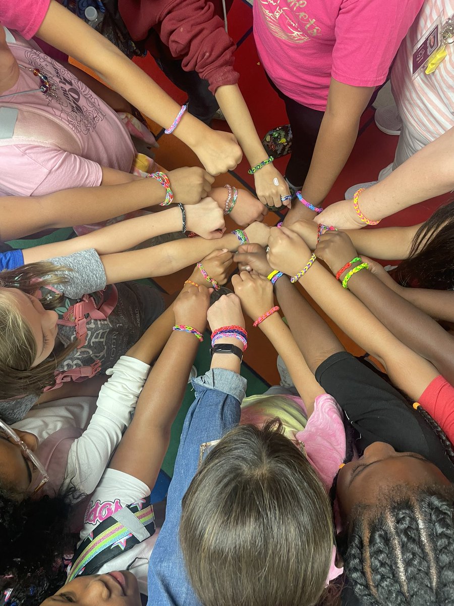msrachelours's tweet photo. Make the friendship bracelets 💕

#GoldenEaglets https://t.co/e3GhxMkkoe