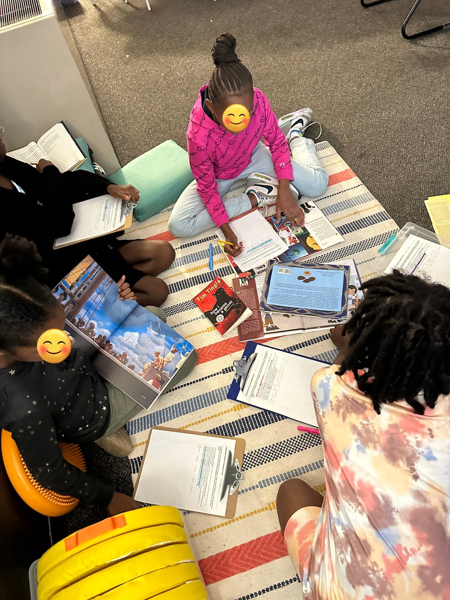 ms_blacksclass's tweet photo. 5th graders hard at work on their independent research about human rights! #MonarchsGROW https://t.co/aS7SOGqkdj