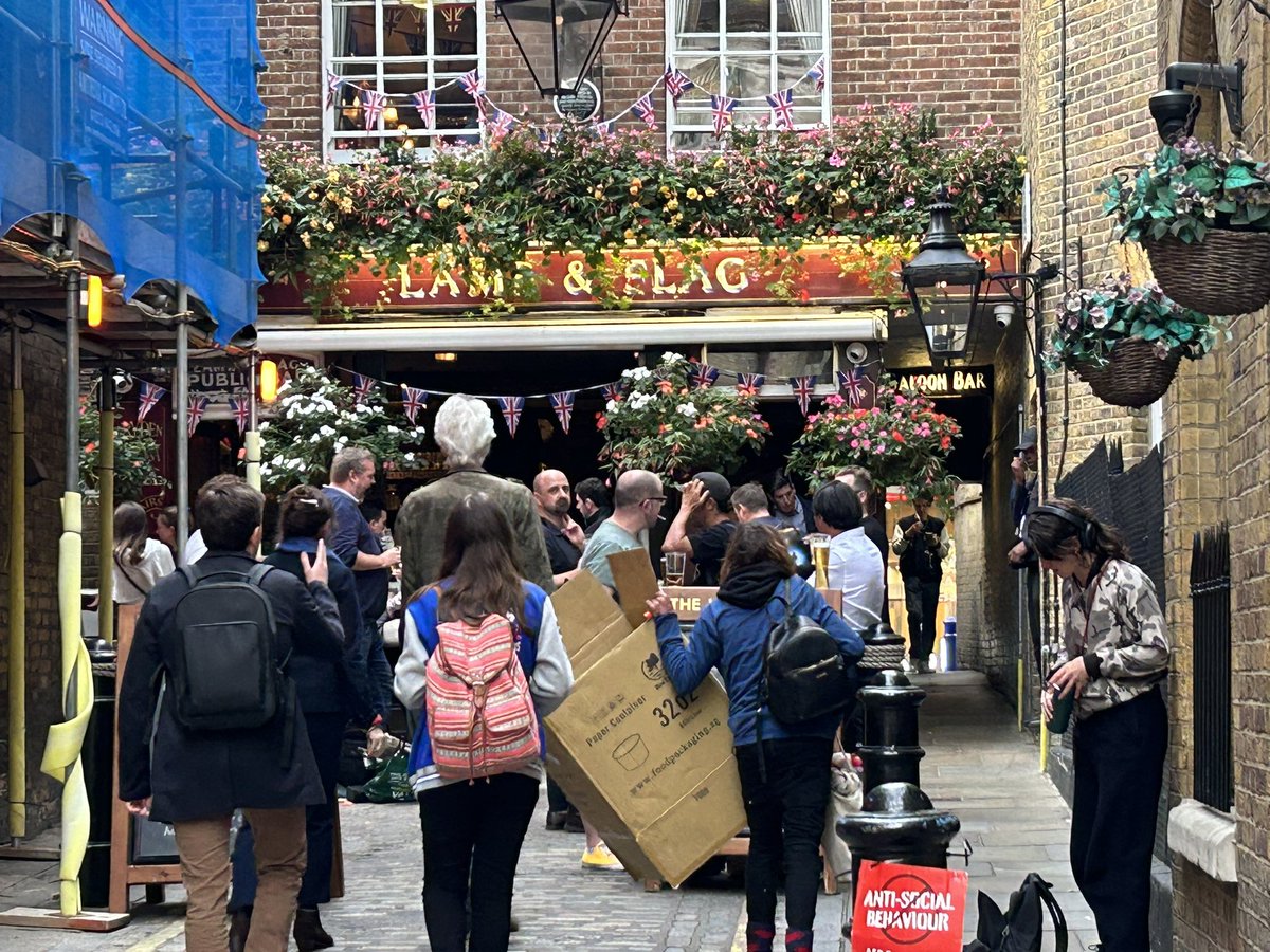 PubsSaving's tweet image. Busy at the Lamb &amp;amp; Flag #coventgarden this evening. #favouritepubs