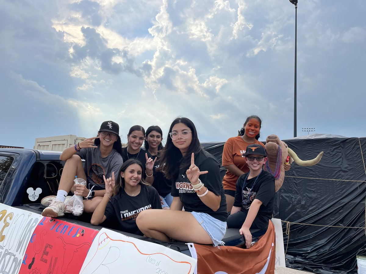 DOBIE_SOFTBALL's tweet photo. HOCO 23 parade ready 🤘 https://t.co/hKrq6bB6x5