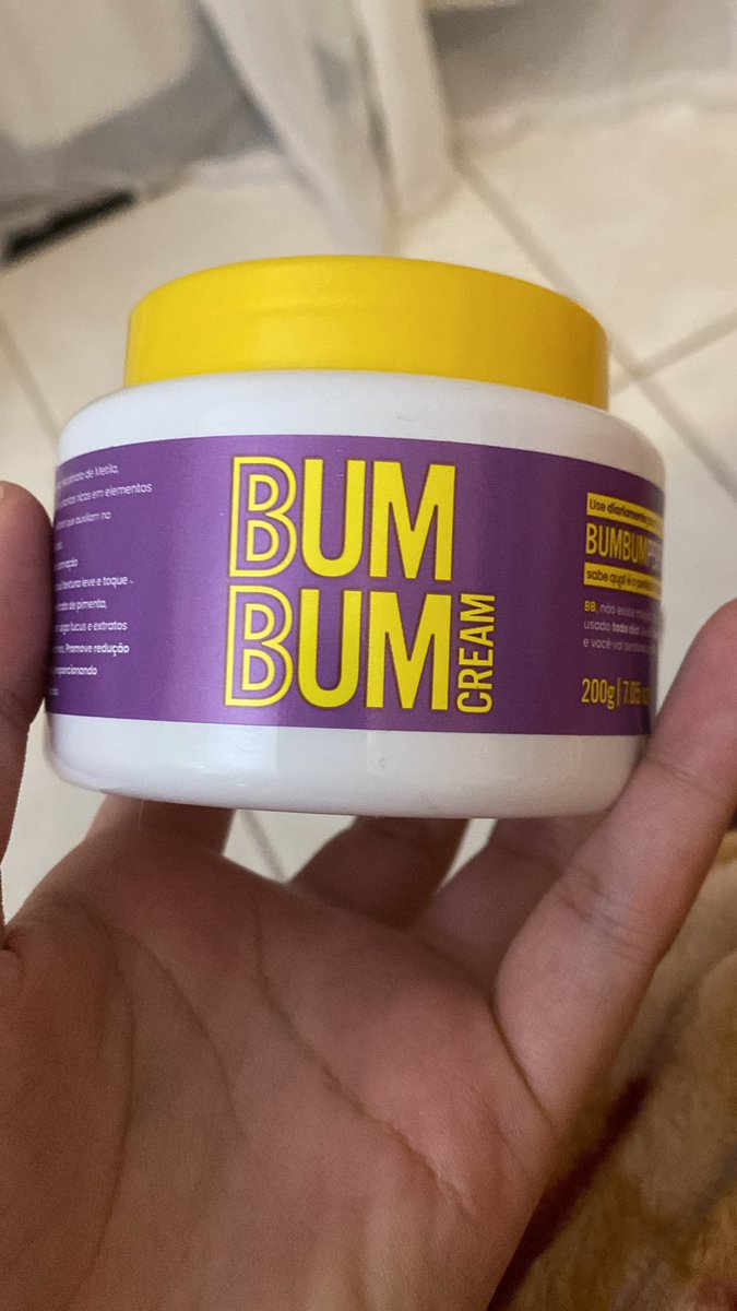 Esse creme merece cada centavo. Bumbum sem celulite e as estrias quase que some. EU TÔ PASSADA.