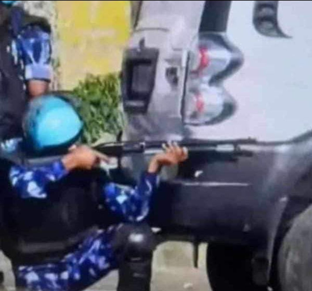 KarnajitTakhel1's tweet photo. There is Indian Army RAF aiming MEITEI student protesting for the two meitei students that were killed by kuki. what is happening towards meiteis? 🥺 is meiteis not Indian? 
#SaveMeitei #RepublicTV #CNN #bbcnews #PMOIndia #NDTV #indiatoday #newyorktimes #FoxNews https://t.co/47Pb8Y65th