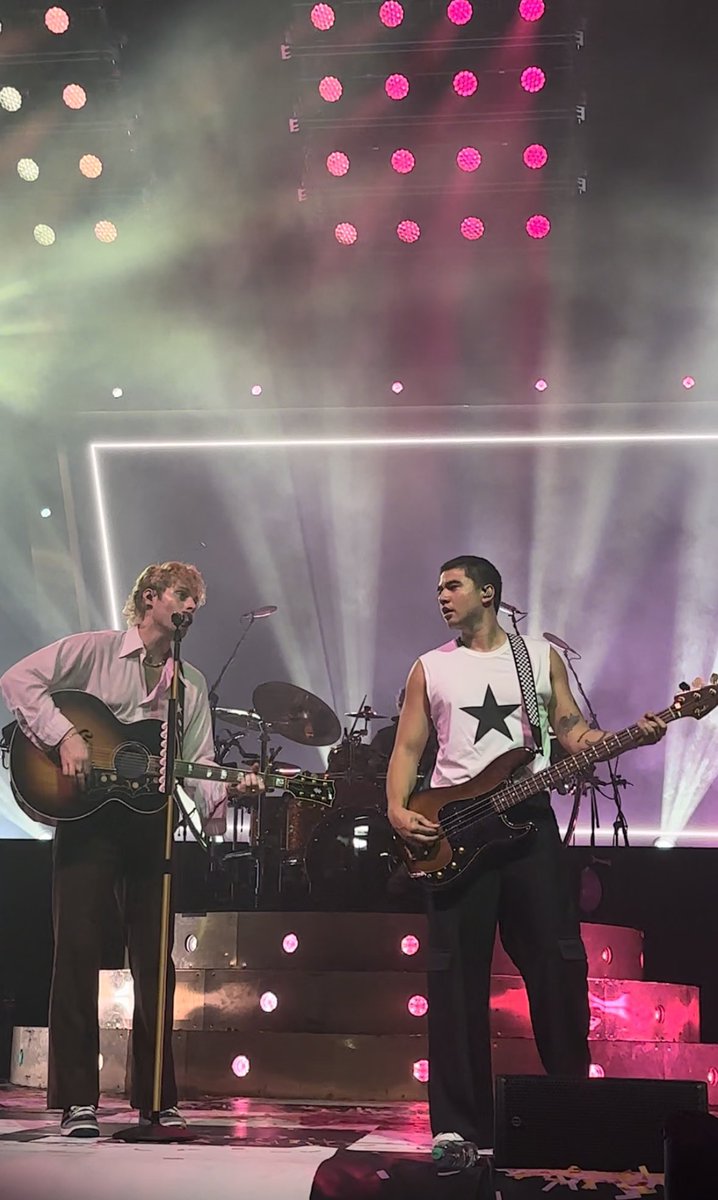 fjvesofwinter's tweet photo. #The5SOSShowMilan I was living THE dream. Thank you so much guys, see you in Budapest! :) @5SOS https://t.co/mTtHf7RbzT