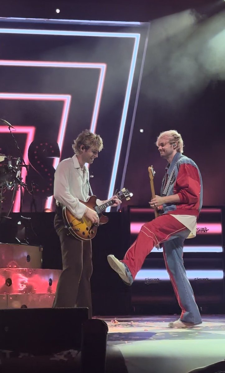 fjvesofwinter's tweet photo. #The5SOSShowMilan I was living THE dream. Thank you so much guys, see you in Budapest! :) @5SOS https://t.co/mTtHf7RbzT