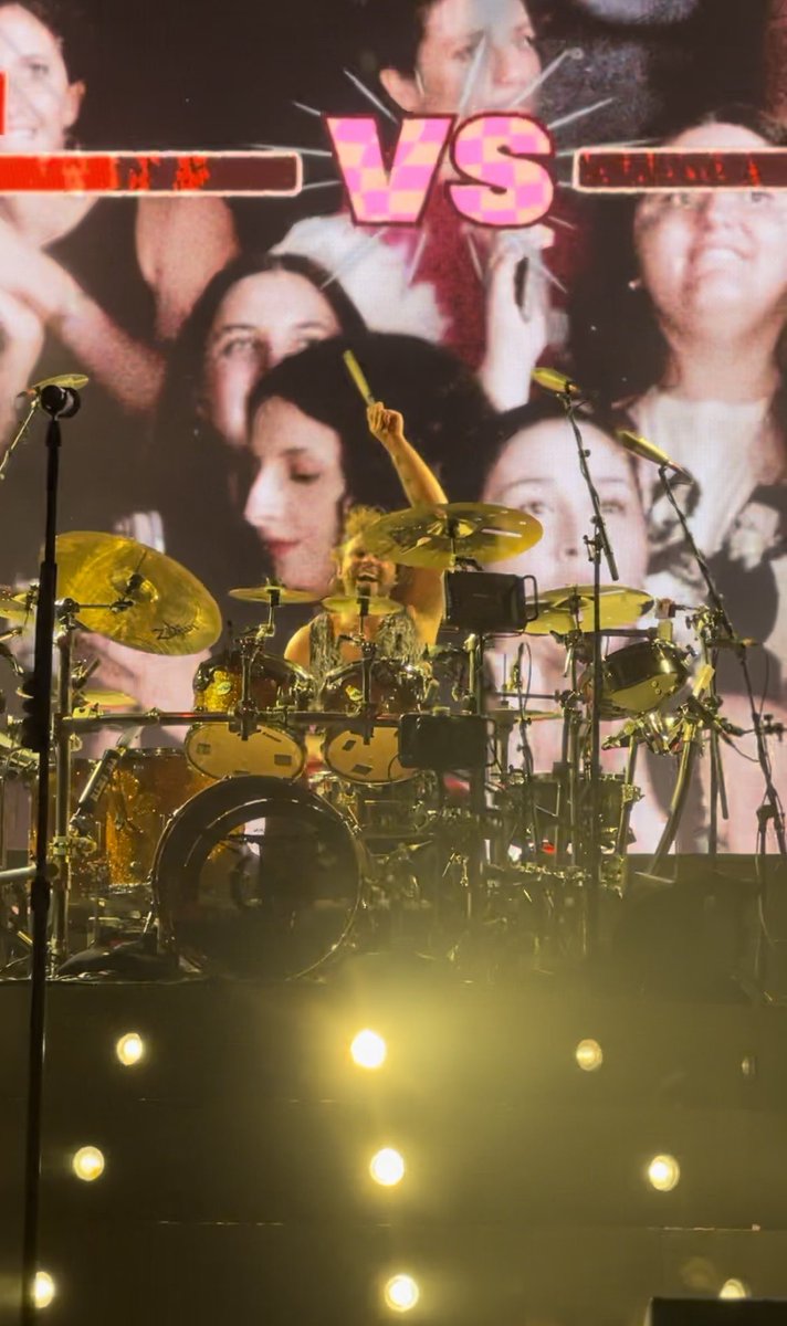 fjvesofwinter's tweet photo. #The5SOSShowMilan I was living THE dream. Thank you so much guys, see you in Budapest! :) @5SOS https://t.co/mTtHf7RbzT