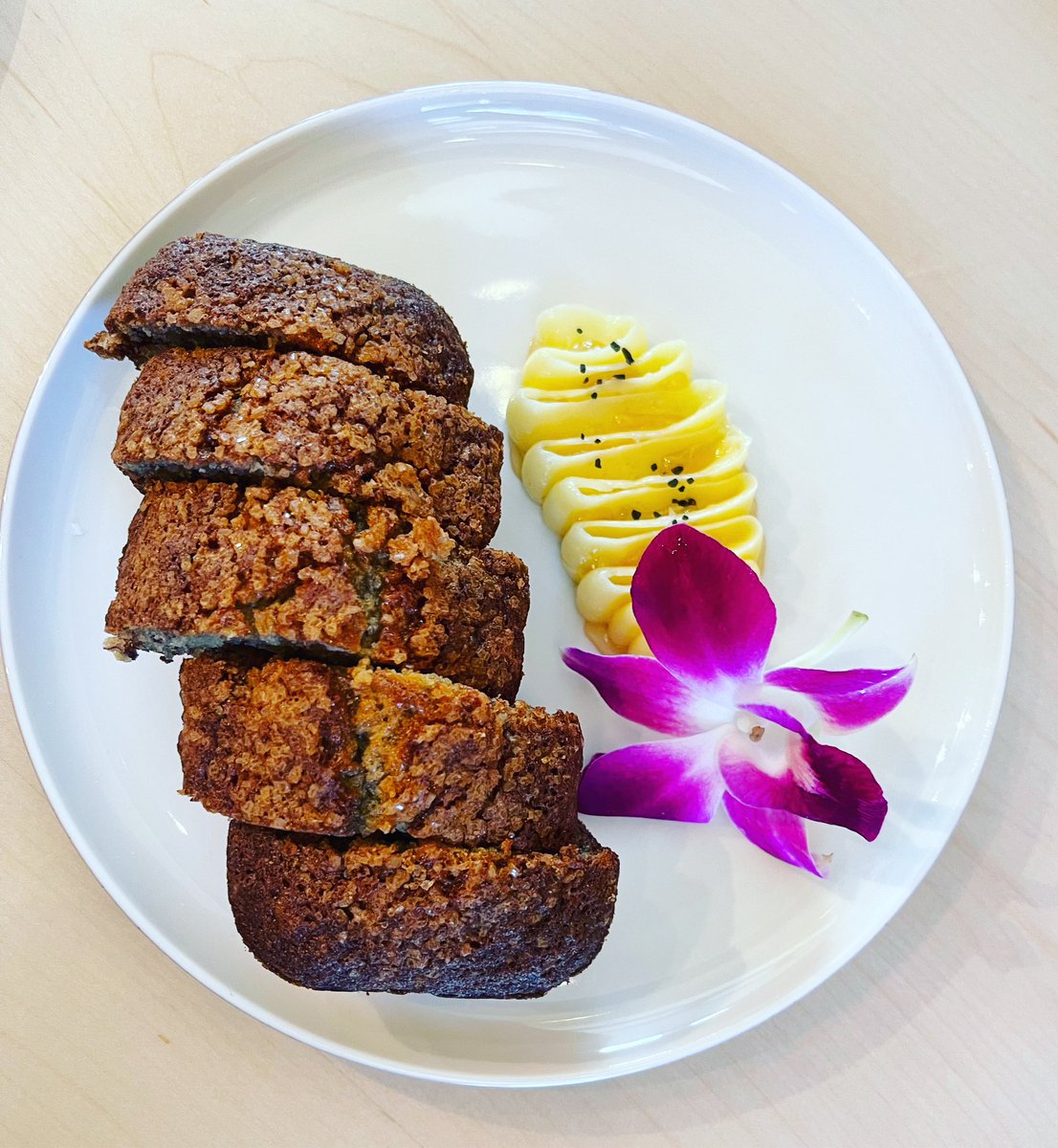 TheCuisineist's tweet image. Congrats Chef!! Welcome to our hood!! A glorious day @downtownsummerlin visiting our long time friend @chefroyellamar  @finewithus #finecompany #summerlin #lasvegas #chefroyellamar #cuisineist #cuisineistconfidential Cuisineist.com #chiccompassmagazine