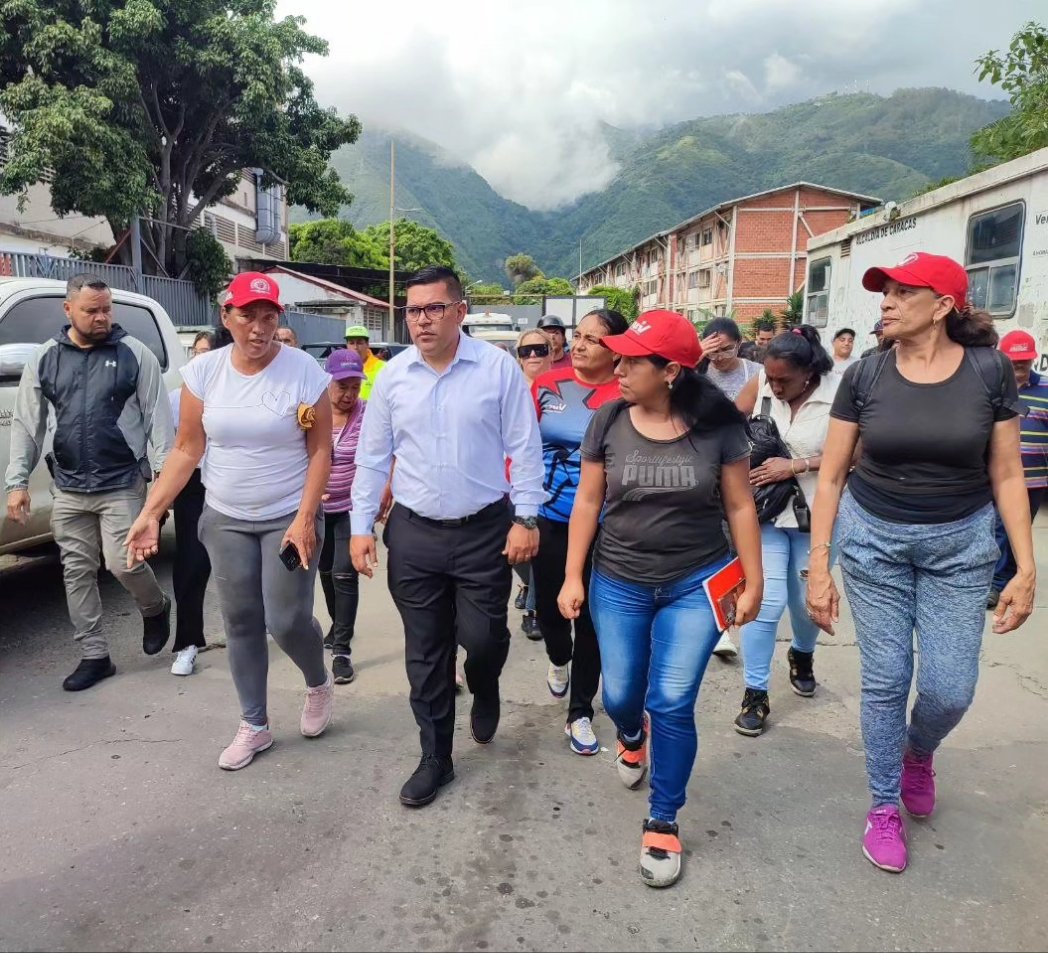 XtraLoco's tweet photo. #Entérate | (1/3) Desde la avenida principal de Gramoven, el @gobdecaracas realizó trabajos de recuperación vial, dando respuestas a 22 reportes efectuados por el sistema 1x10 del Buen Gobierno.

#ElEsequiboNoEsColonia #oriele 

@NicolasMaduro @Nahumfernandezm https://t.co/qAJYzt4LkE