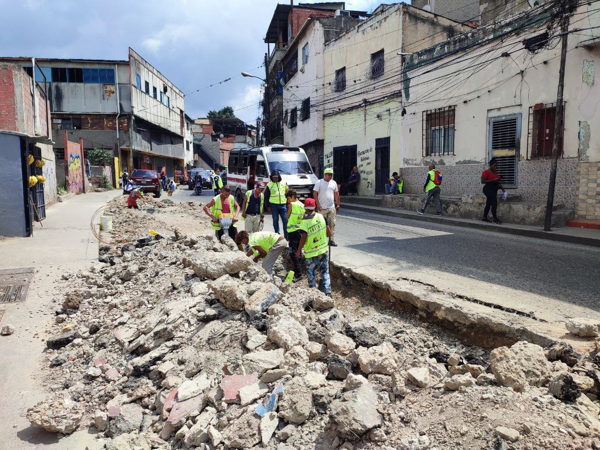 Xtra Bueno (@xtraloco) on Twitter photo #Entérate | (1/3) Desde la avenida principal de Gramoven, el @gobdecaracas realizó trabajos de recuperación vial, dando respuestas a 22 reportes efectuados por el sistema 1x10 del Buen Gobierno.
#ElEsequiboNoEsColonia #oriele
<a href="/NicolasMaduro/">Nicolás Maduro</a> <a href="/Nahumfernandezm/">Nahum Fernández</a> #Entérate | (1/3) Desde la avenida principal de Gramoven, el @gobdecaracas realizó trabajos de recuperación vial, dando respuestas a 22 reportes efectuados por el sistema 1x10 del Buen Gobierno.
#ElEsequiboNoEsColonia #oriele
<a href="/NicolasMaduro/">Nicolás Maduro</a> <a href="/Nahumfernandezm/">Nahum Fernández</a>