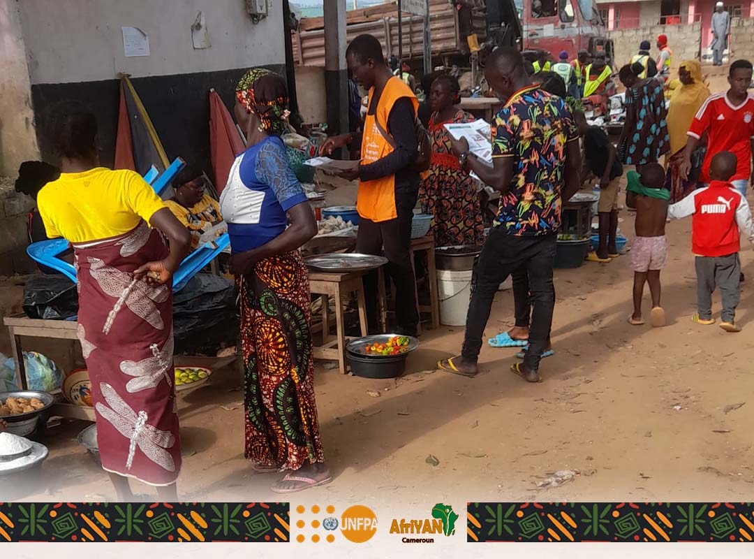 AfriYAN_Camer's tweet photo. Dans le cadre de la campagne de sensibilisation sur la SSR/PF ds la localité de #Bétaré-Oya, dans la Région de l'Est 🇨🇲, l'unité locale d'AfriYAN a mené ce jour,des sensibilisations de masse dans les communautés et les lieux publics (marchés,gares routières).
#PutYoungPeopleFirst https://t.co/sJWPvYGsoq