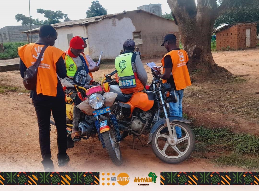 AfriYAN_Camer's tweet photo. Dans le cadre de la campagne de sensibilisation sur la SSR/PF ds la localité de #Bétaré-Oya, dans la Région de l'Est 🇨🇲, l'unité locale d'AfriYAN a mené ce jour,des sensibilisations de masse dans les communautés et les lieux publics (marchés,gares routières).
#PutYoungPeopleFirst https://t.co/sJWPvYGsoq