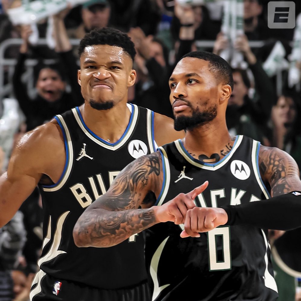 LakeShowYo's tweet image. “Giannis drives… kicks it out… Dame from the logo… BANG! PLUS THE FOUL! Dame Lillard now with 50 points!

…and the Bucks cut the Lakers lead to 21 with 7 minutes left to play”