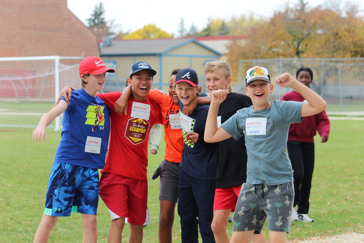 emmswsd's tweet photo. Our Terry Fox Run was today. Thanks for the amazing support! A special thanks to Giant Tiger for supplying juice boxes. Stay tuned for our final fundraising tally. #WeAreBlazers https://t.co/No8zCIL6t4