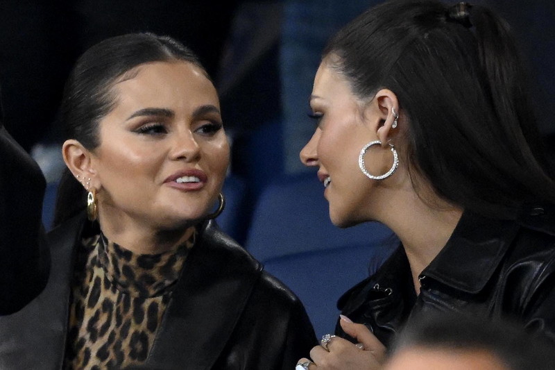 Onlyselenagoff's tweet photo. #MAJ Selena (@selenagomez) au match de foot Paris Saint-Germain Vs. Olympique De Marseille à Paris le (24/09/23) #SelenaGomez https://t.co/B4hi4aqXYR https://t.co/40Iyat45di