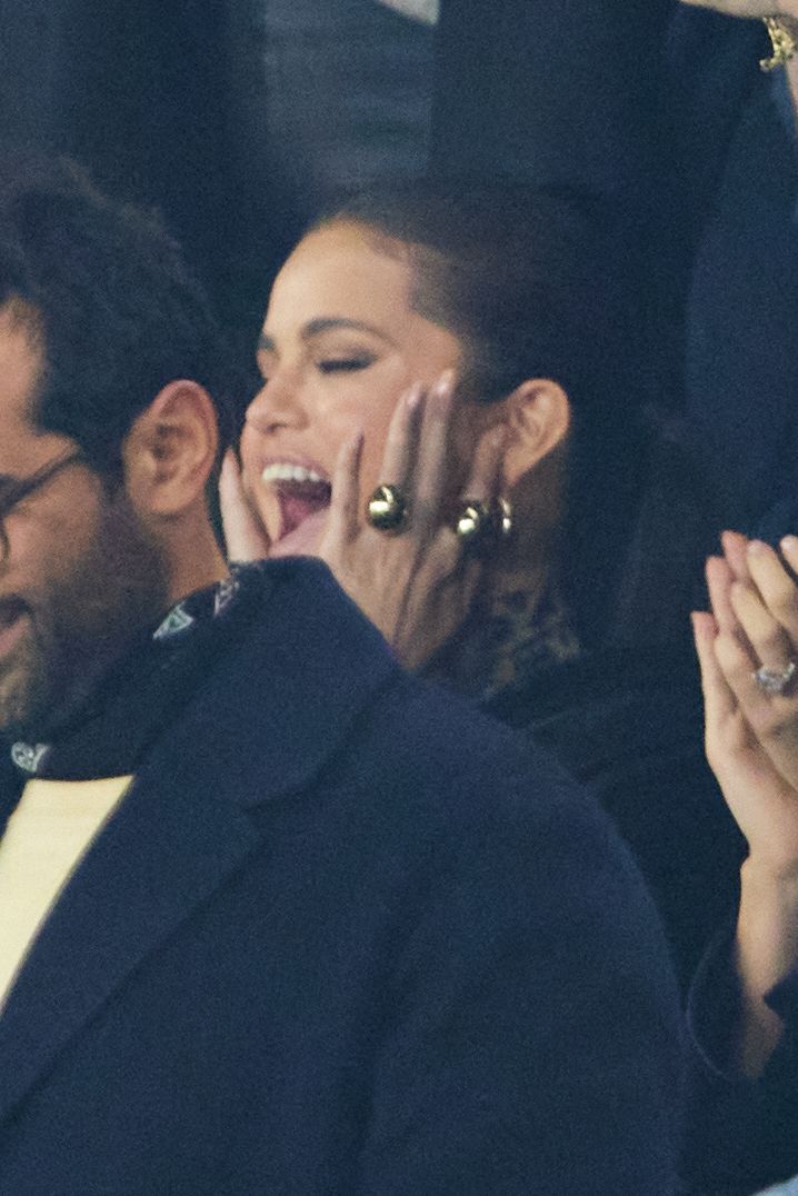 Onlyselenagoff's tweet photo. #MAJ Selena (@selenagomez) au match de foot Paris Saint-Germain Vs. Olympique De Marseille à Paris le (24/09/23) #SelenaGomez https://t.co/B4hi4aqXYR https://t.co/40Iyat45di