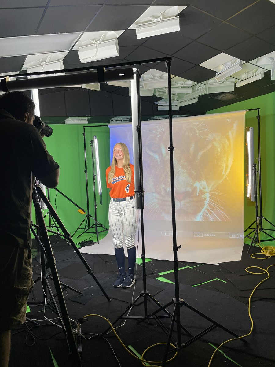 WallaceStSB's tweet photo. Lights. Camera. Action. 😎📸

Happy Media Day!

#Team43 | #WinningTradition https://t.co/Qgx2uMkynl