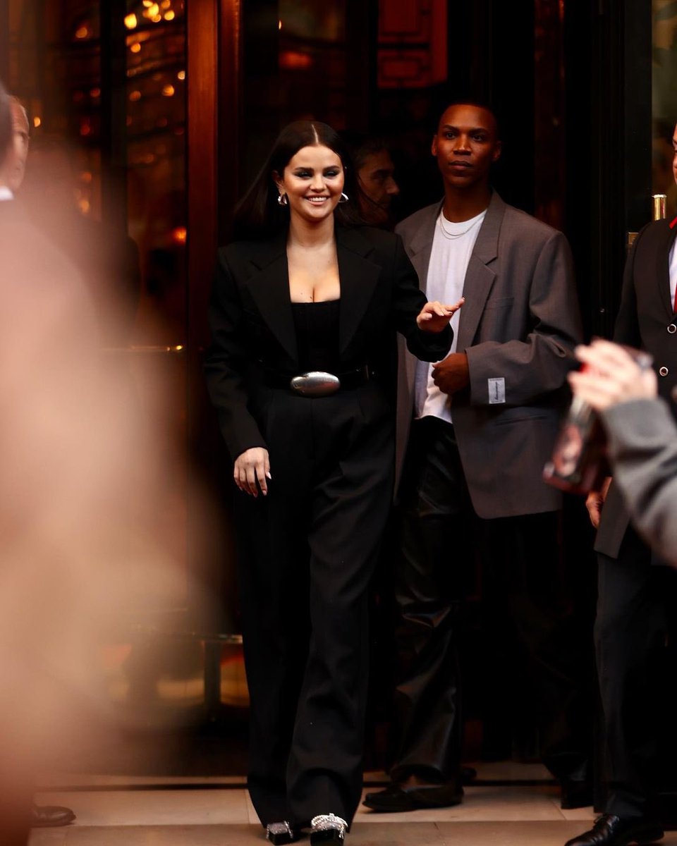 Onlyselenagoff's tweet photo. #MAJ Selena (@selenagomez) quittant Hôtel Plaza Athénée à Paris le (25/09/23) #SelenaGomez https://t.co/Yh8O78Tqzx https://t.co/VpS5KRcjym