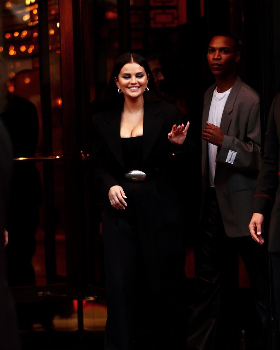 Onlyselenagoff's tweet photo. #MAJ Selena (@selenagomez) quittant Hôtel Plaza Athénée à Paris le (25/09/23) #SelenaGomez https://t.co/Yh8O78Tqzx https://t.co/VpS5KRcjym