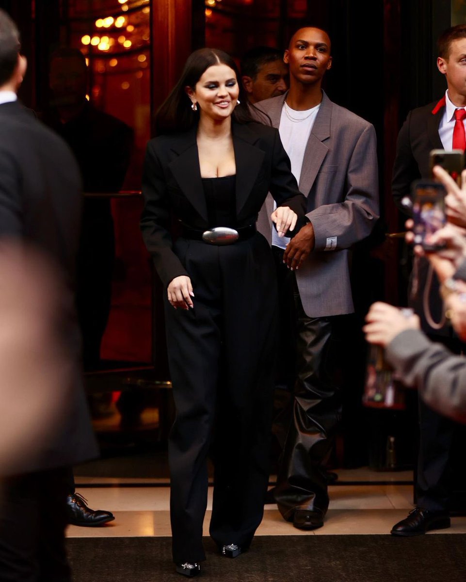 Onlyselenagoff's tweet photo. #MAJ Selena (@selenagomez) quittant Hôtel Plaza Athénée à Paris le (25/09/23) #SelenaGomez https://t.co/Yh8O78Tqzx https://t.co/VpS5KRcjym