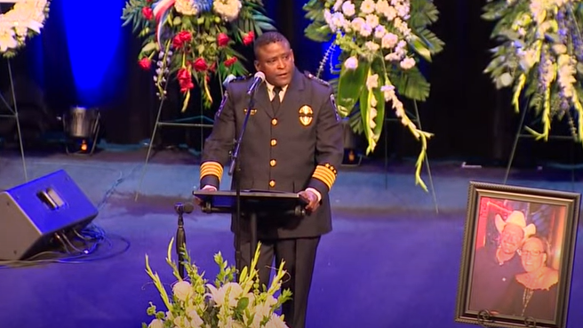 ChiefArlington's tweet photo. For nearly 25 years, Officer Darrin McMichael honorably and courageously served the City of Arlington. 

I want his family and friends to know how much he was loved and respected by his community and his @ArlingtonPD family.

We will never forget him.

#ArlingtonTX https://t.co/UYp67huha1
