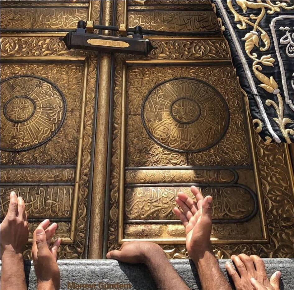yblawi's tweet photo. وحين حمدنا السرى، ووصلنا إلى أم القرى، وعلمنا أننا أضياف الله، فدخلنا منه بأحسن القرى، وتبدّت لنا الكعبة الغراء في أستارها، وتجلّت لنا المليحة في حلل أنوارها:
وضعنا جباهًا في الثرى قد تهللت …
أساريرها منها وزاد سرورها
وطفنا بها سبعًا وزفّت ظلالها … 
على خائف مثلي أتى يستجيرها
وحين وقع نظري عليها، ومثلت لديها، أنشدت مرتجلًا بلسان الخضوع، وكتبت خجلًا بماء الدموع.
إلهي هذا البيت بيتك جئته …
وعادة رب البيت أن يكرم الضيفا
فهب لي قرى فيه رضاك وأنني …
من النار خوفي فلتؤمني الخوفا
خالد بن عيسى البلوي 
(ت ٧٦٧هـ)
القنتوري نسبة إلى مسقط رأسه قنتورية Cantoria، وهي بليدة من أعمال ألمريّة Almeria في مملكة غرناطة .. تولّى قضاء قنتورية وبُرشانة Purchena فصار واحداً من قضاة الأندلس وأدبائها المعروفين في القرن الثامن الهجري، له كتاب شهير في الرحلات يعرف برحلة البلوي الذي عنونه بـ "تاج المفرق في تحلية علماء المشرق" وصف فيها الحالة الإجتماعية والسياسية والعمرانية من خروجه من الأندلس ومروراً بكثير من البلاد وصولاً إلى مكة ومن ثم عودته. 
للتحميل :
https://t.co/z6btMa1jIP